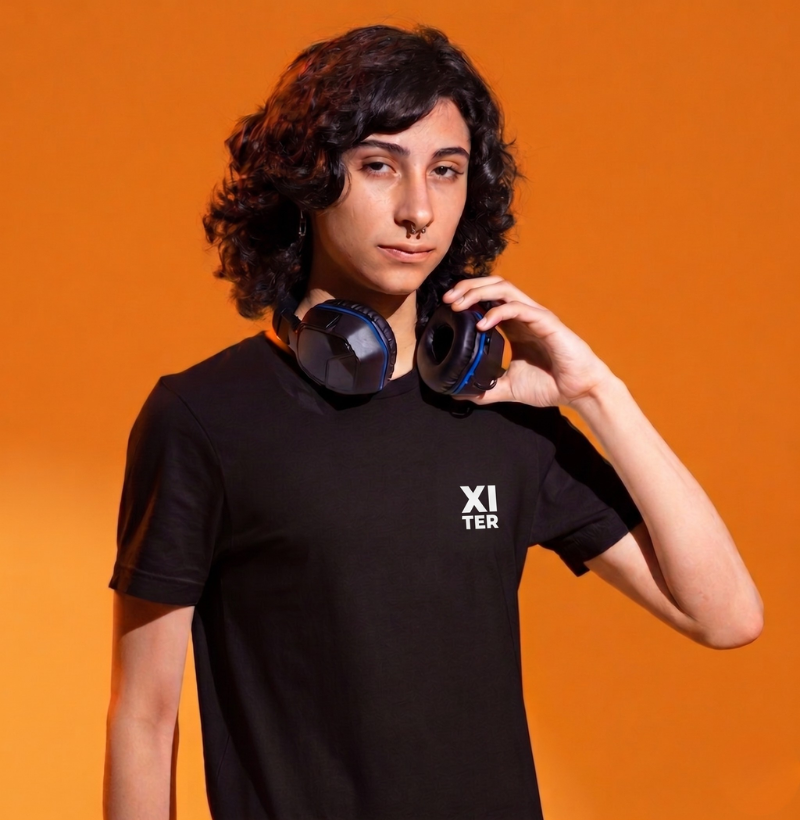 Modelo usando camisa Xiter oversized